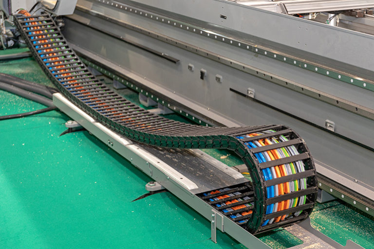 Different ways to secure cable tracks (cable carriers) to machinery